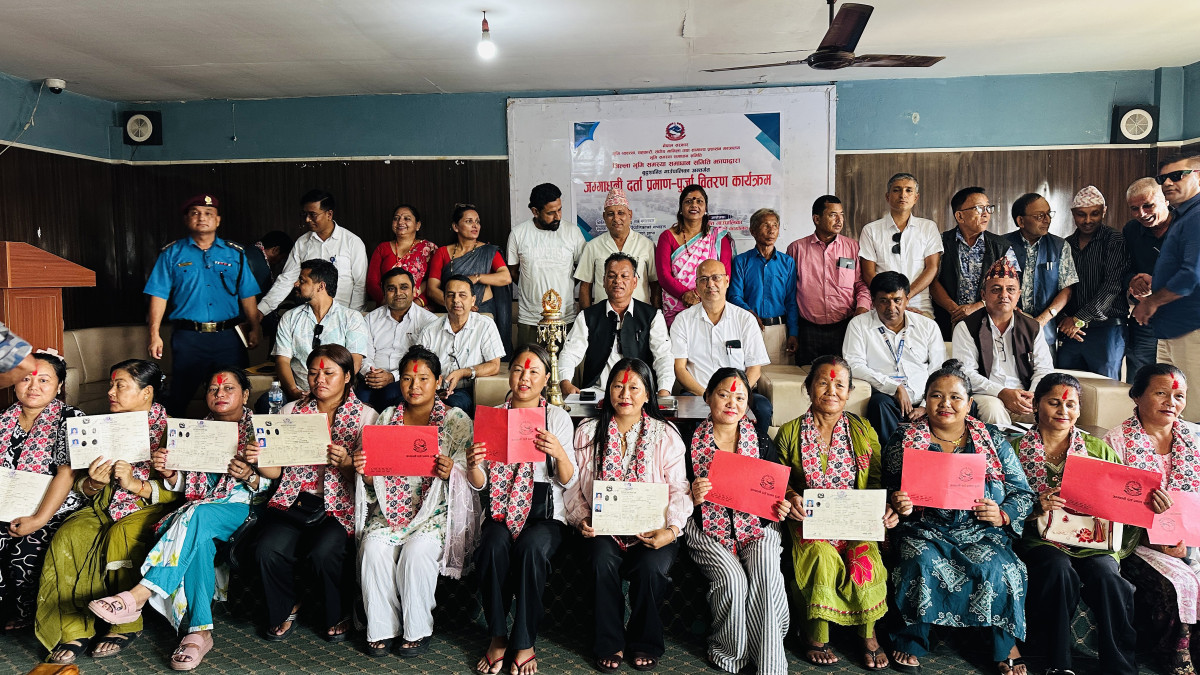 छत्तीस वर्षपछि झापाको बुद्धशान्तिका २६ अव्यवस्थित परिवारले पाए लालपुर्जा