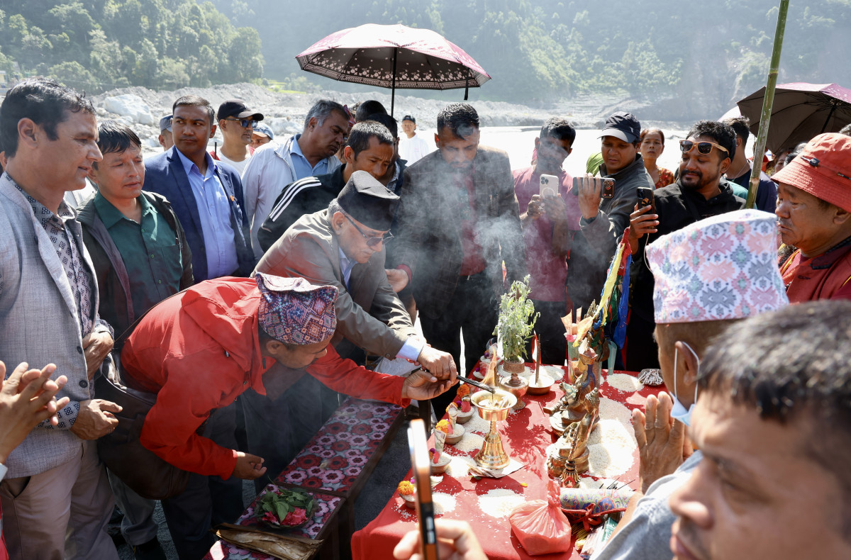 प्रचण्ड रसुवा–भोटेकोशी बाढीका मृतकको घेवामा सहभागी